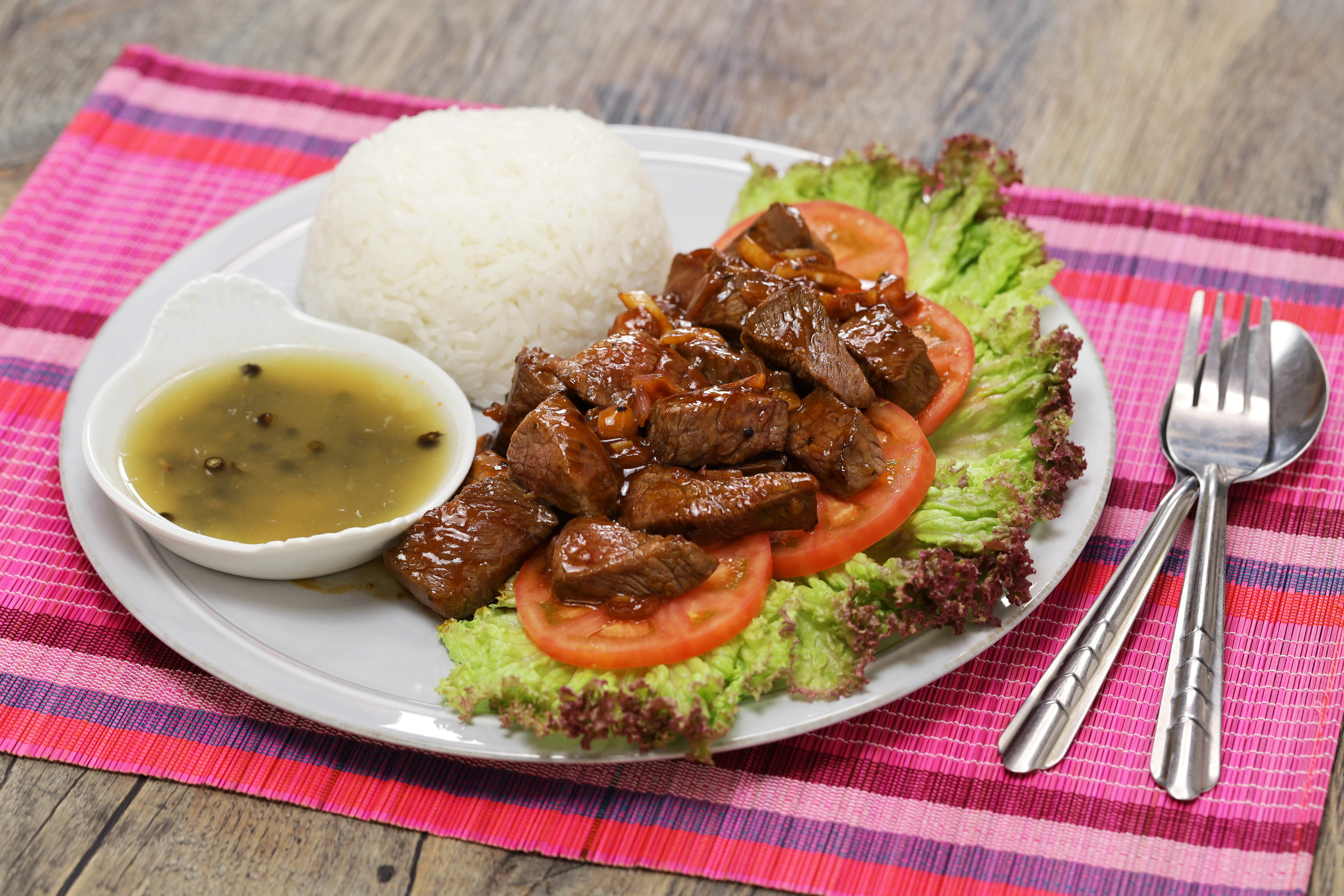 Kambodża - najpopularniejsze kambodżańskie potrawy mięsne, wegetariańskie, desery i streetfood (13) beef lok lak.jpg